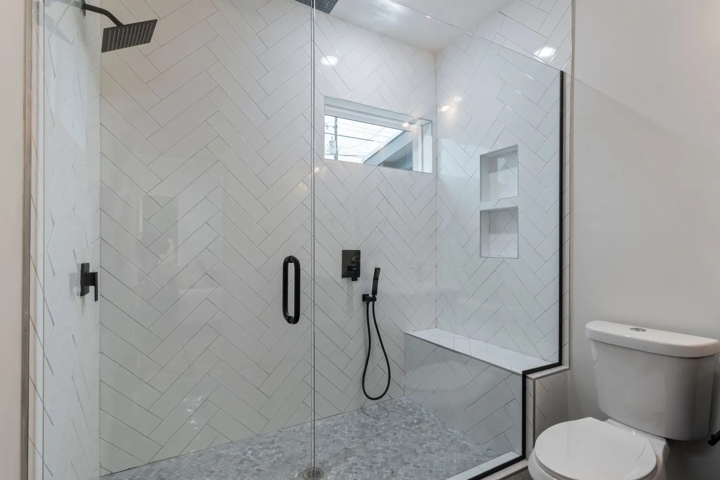 Douche de plain-pied sécurisée avec barre d'appui et douchette (Cambon, Tarn)