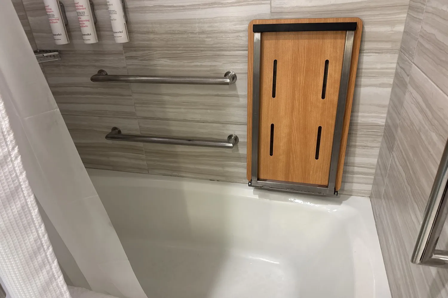 Baignoire adaptée avec siège rabattable et barres d'appui (Sillé-le-Philippe, Sarthe)