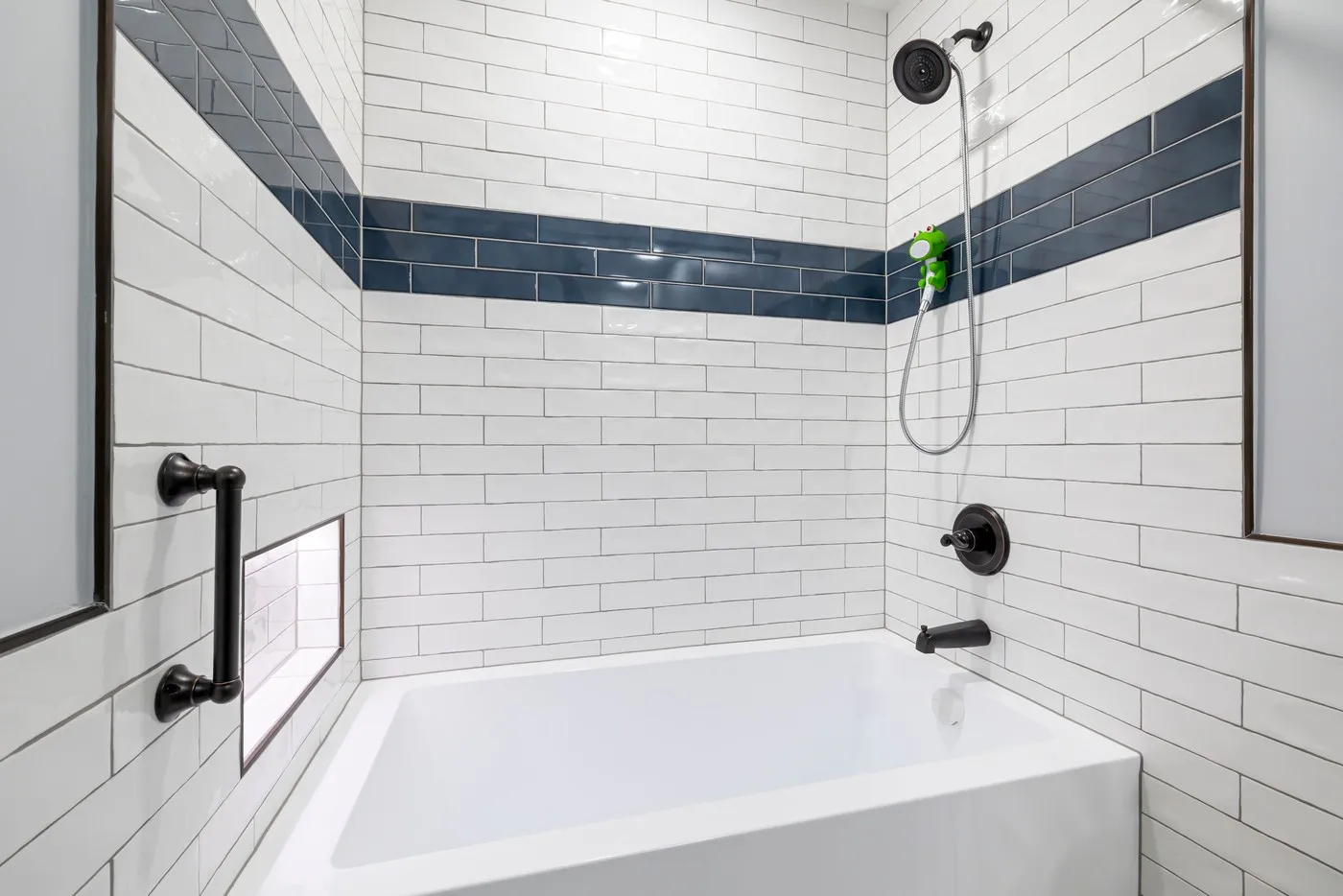 Salle de bain rénovée avec barres d'appui de sécurité (Trignac, Loire-Atlantique)