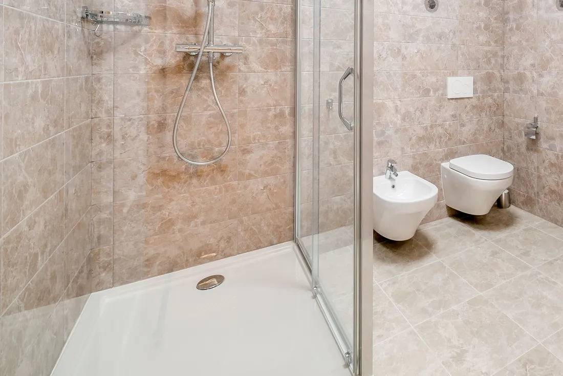Receveur extra-plat et douche de plain-pied, accès sans marche (Clisson, Loire-Atlantique)
