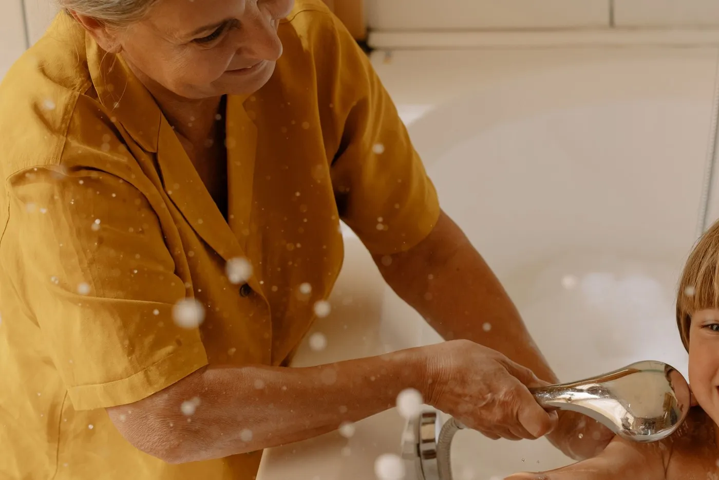 Senior se douchant en sécurité avec une douchette (Sin-le-Noble, Nord)